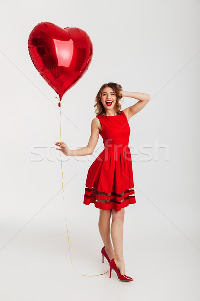 全長 肖像 微笑 年輕女子 紅色禮服 商業照片 © deandrobot