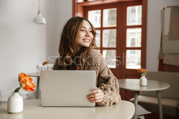 Foto kaukasisch jonge vrouw trui naar glimlach Stockfoto © deandrobot