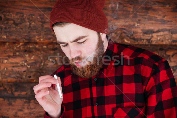 Stock foto: Mann · Rauchen · Holz · Hintergrund · Rauch · Zigarette