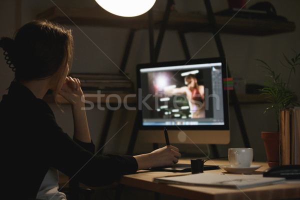 Geconcentreerde jonge dame ontwerper nacht Stockfoto © deandrobot