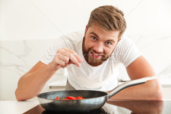 Glücklich bärtigen Mann Gewürze Gemüse Küche Stock foto © deandrobot