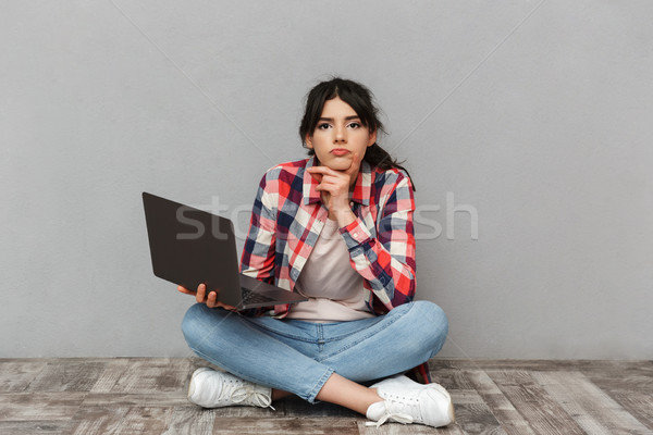 Smutne niezadowolony młodych pani student za pomocą laptopa Zdjęcia stock © deandrobot