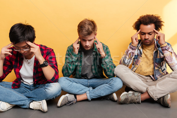 Trei trist nefericit bărbaţi prietenii atingere Imagine de stoc © deandrobot