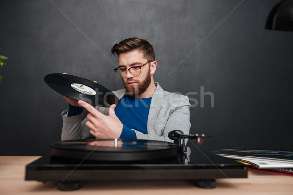 Töprengő férfi lemezjátszó bakelit lemez gondolkodik Stock fotó © deandrobot