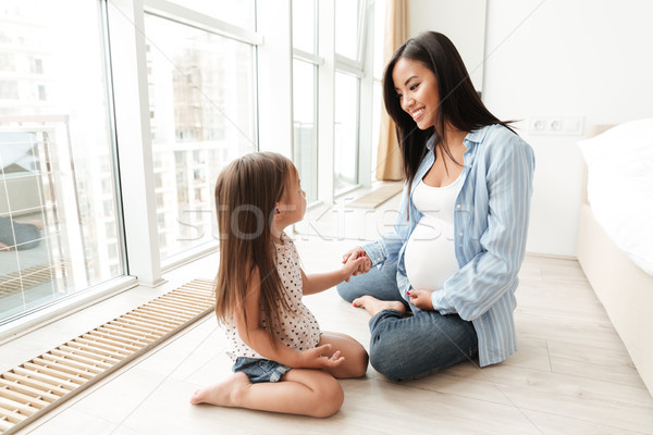 Feliz jóvenes mujer embarazada pequeño hija Foto Foto stock © deandrobot