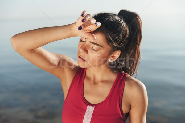 Kimerült sportoló homlok jogging áll tengerpart Stock fotó © deandrobot