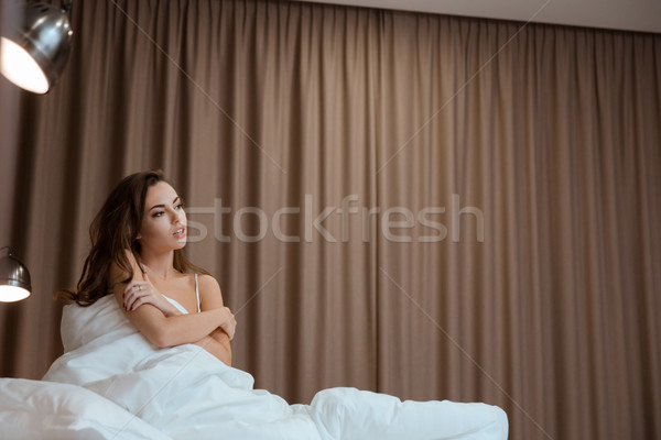 Mujer sesión cama manta retrato Foto stock © deandrobot
