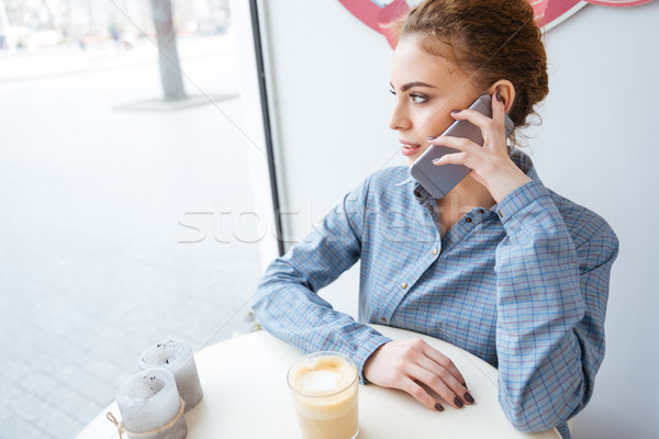 Mujer potable café hablar teléfono móvil Servicio Foto stock © deandrobot