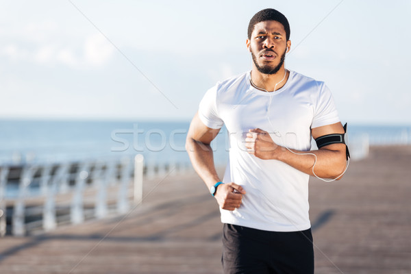 African jungen Sportler läuft Pier Morgen Stock foto © deandrobot