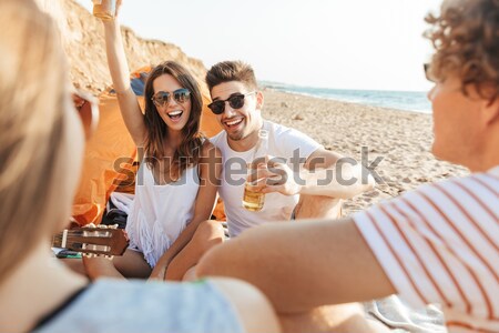 Foto stock: Dos · mujeres · sesión · coche · posando · hombre · fotógrafo