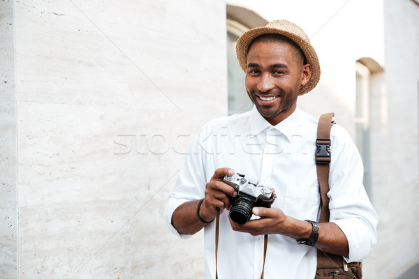 Portret afrikaanse mannelijke fotograaf glimlachend straat Stockfoto © deandrobot
