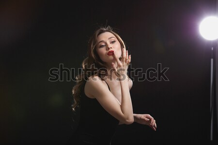 Przepiękny elegancki młoda kobieta stałego dotknąć usta Zdjęcia stock © deandrobot