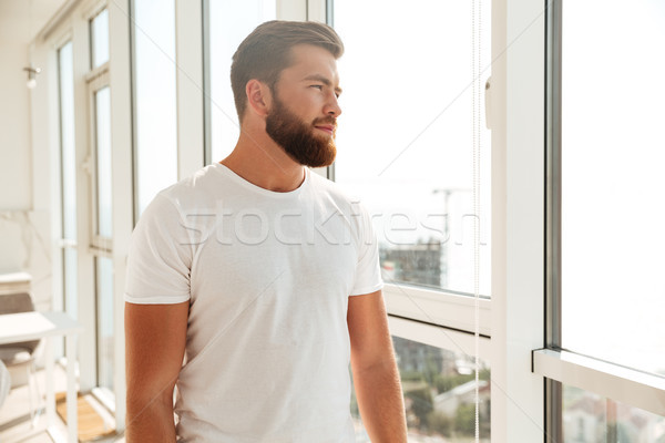 Foto d'archivio: Vista · laterale · mistero · barbuto · uomo · guardando · finestra