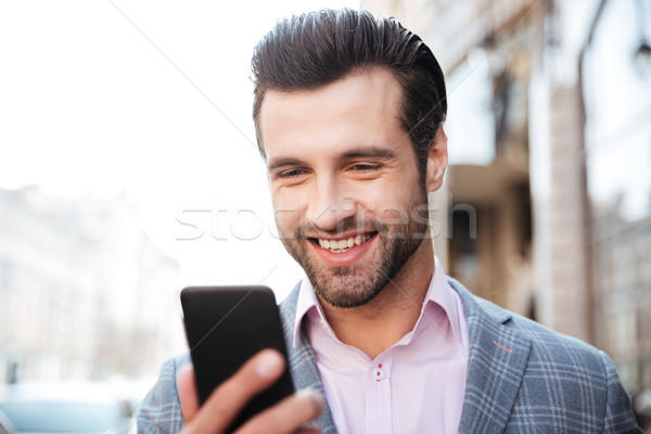 Foto d'archivio: Felice · bell'uomo · giacca · guardando · cellulare