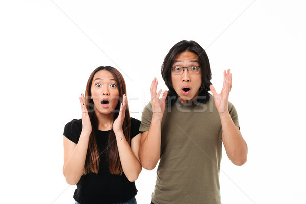 Porträt schockiert jungen asian Paar halten Stock foto © deandrobot