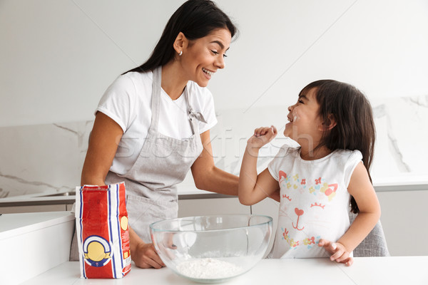 Jovem mãe avental cozinhar sorridente Foto stock © deandrobot