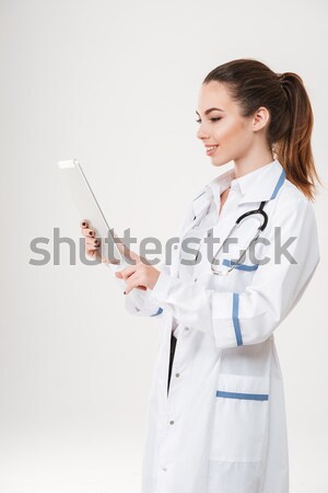 Feminino médico feliz isolado branco Foto stock © deandrobot