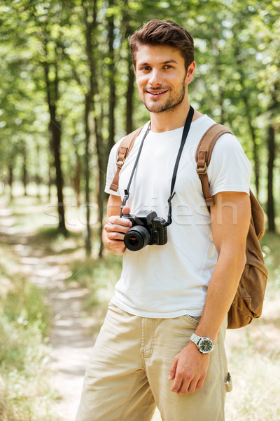 Alegre joven fotógrafo moderna foto cámara Foto stock © deandrobot