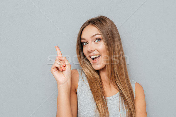 Foto stock: Jovem · feliz · mulher · dedo · para · cima · cópia · espaço