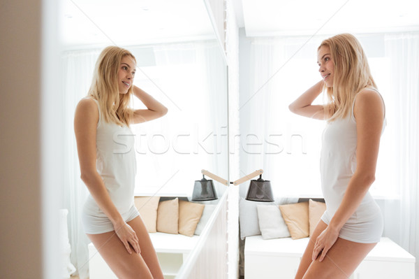 Femeie reflecţie oglindă vedere laterala păr acasă Imagine de stoc © deandrobot