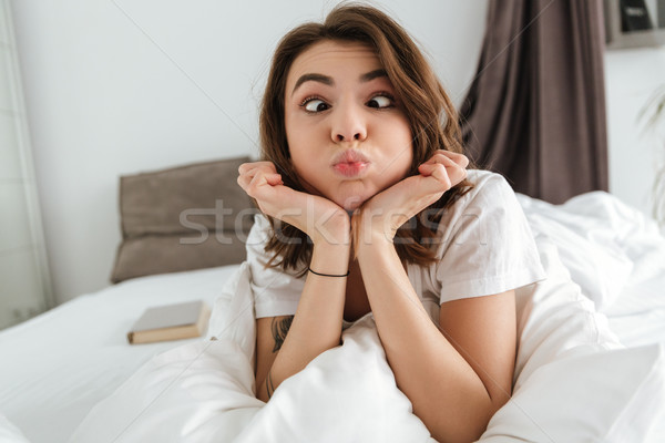 Amusant komisch jonge vrouw grappig gezicht bed Stockfoto © deandrobot