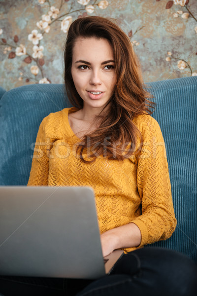 Foto stock: Hermosa · pensativo · mujer · sesión · sofá · usando · la · computadora · portátil