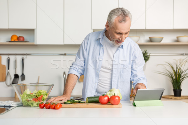Stock fotó: Jóképű · érett · férfi · áll · konyha · főzés · saláta