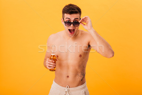überrascht nackt Mann Shorts Sonnenbrillen halten Stock foto © deandrobot