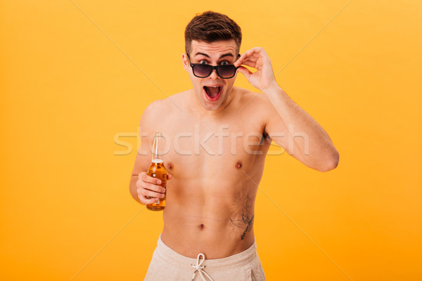 [[stock_photo]]: étonné · nu · homme · short · lunettes · de · soleil