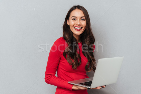 Fericit bruneta femeie roşu bluza Imagine de stoc © deandrobot