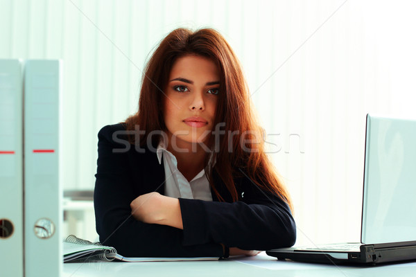 Foto stock: Jovem · sério · empresária · sessão · tabela · escritório