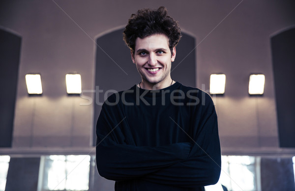 Portret glimlachend jonge man armen gevouwen gelukkig Stockfoto © deandrobot