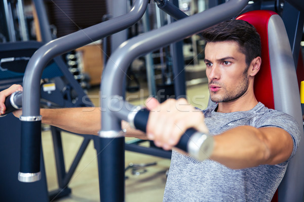 Om antrenament fitness maşină sală de gimnastică portret Imagine de stoc © deandrobot