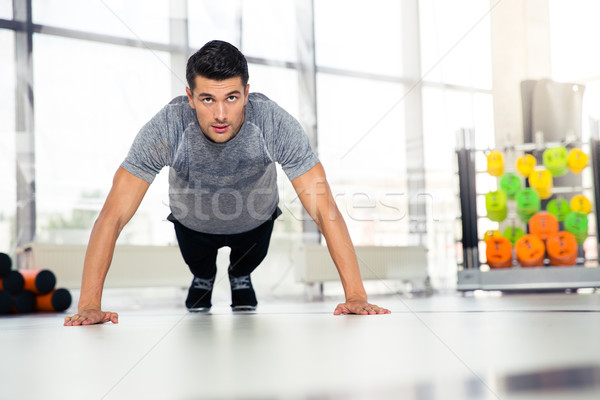 Férfi fekvőtámasz tornaterem portré fitnessz boldog Stock fotó © deandrobot