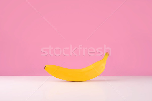 Friss banán asztal izolált rózsaszín étel Stock fotó © deandrobot