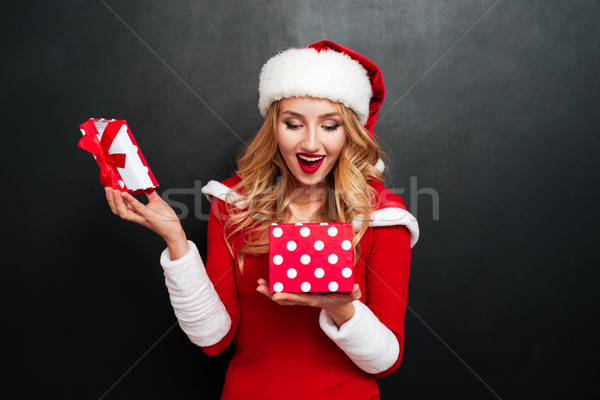 Stockfoto: Vrolijk · opgewonden · vrouw · kerstman · kostuum · opening