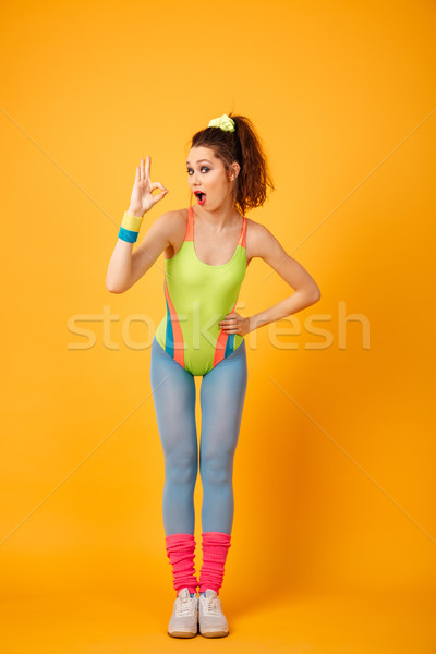 Heureux jeunes femme de remise en forme posant jaune photo [[stock_photo]] © deandrobot