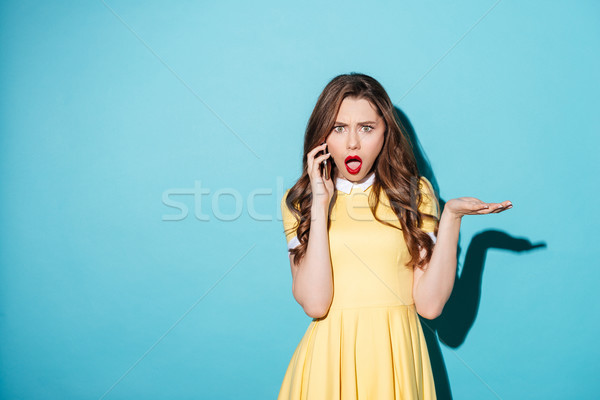 Сток-фото: расстраивать · удивленный · девушки · платье · говорить · мобильного · телефона