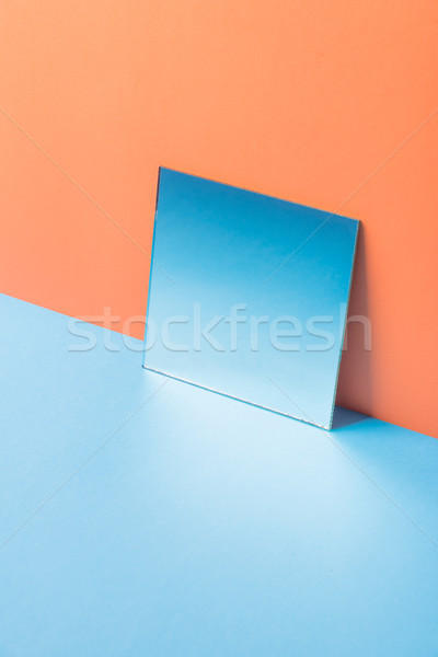 Oglindă albastru tabel izolat portocaliu imagine Imagine de stoc © deandrobot