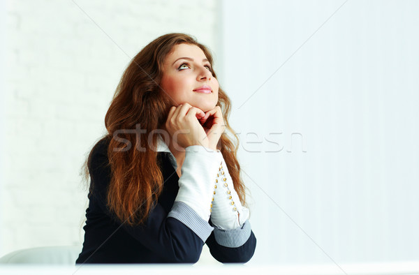 Stok fotoğraf: Mutlu · genç · kadın · oturma · tablo · ofis