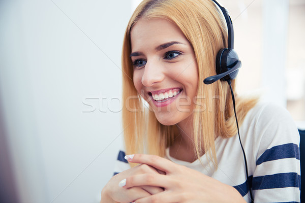 Stock foto: Glücklich · jungen · weiblichen · Betreiber · Kopfhörer · arbeiten