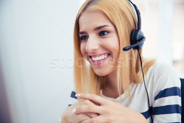 Felice giovani femminile operatore cuffie lavoro Foto d'archivio © deandrobot