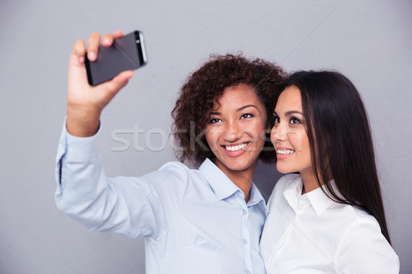 Stock foto: Lächelnd · zwei · Mädchen · Foto · Smartphone