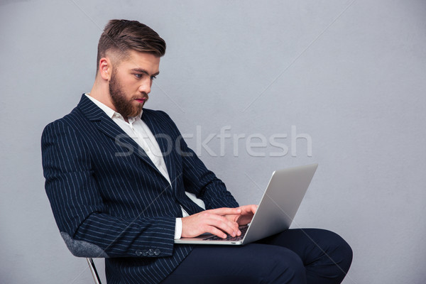 Imprenditore seduta sedia da ufficio utilizzando il computer portatile ritratto bello Foto d'archivio © deandrobot