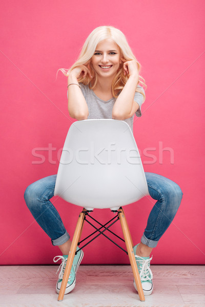 Stockfoto: Portret · glimlachend · mooie · vrouw · vergadering · stoel · naar