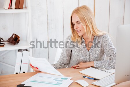 Blonde vrouw werken computer naar camera Stockfoto © deandrobot