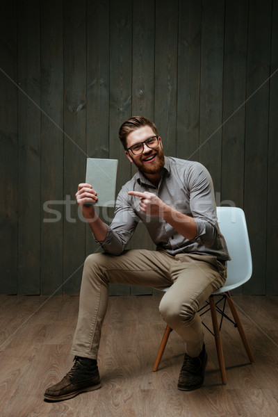 Heiter bärtigen Mann Hinweis Finger Bucheinband Stock foto © deandrobot