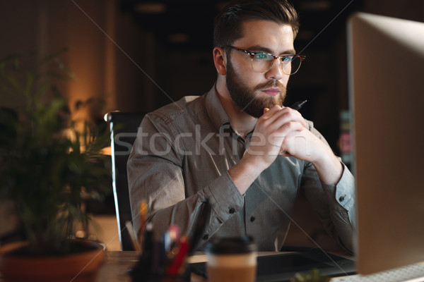 [[stock_photo]]: Web · designer · travail · fin · nuit · regarder