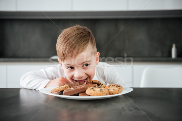 Foto stock: Pequeño · nino · pie · cocina · comer · cookies