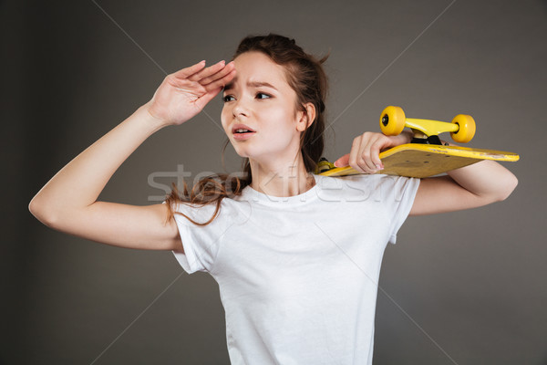 Jonge tienermeisje skateboard naar afstand Stockfoto © deandrobot